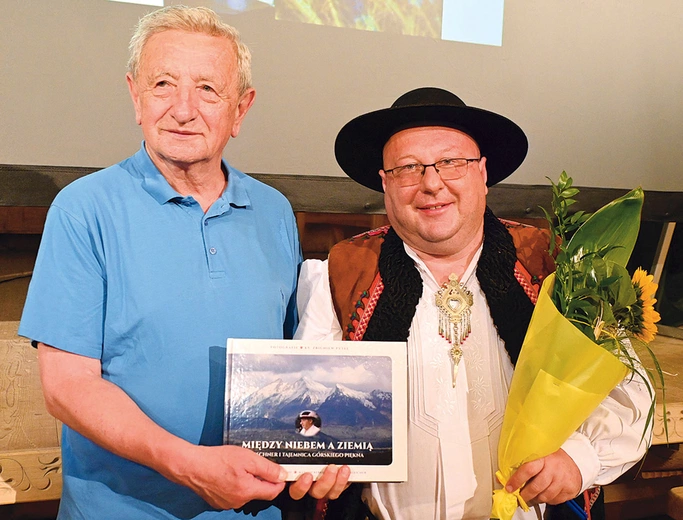 Kazimierz Tischner (z lewej), brat Józefa, i ks. Zbigniew Pytel, autor albumu „Między niebem a ziemią. Tischner – tajemnice górskiego piękna”.