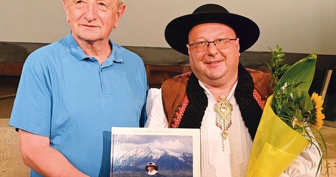 Kazimierz Tischner (z lewej), brat Józefa, i ks. Zbigniew Pytel, autor albumu „Między niebem a ziemią. Tischner – tajemnice górskiego piękna”.