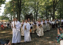 Procesja wejścia na Mszę św. dożynkową.