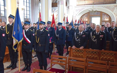 Strażacka brać w czasie Eucharystii w świątyni katedralnej.