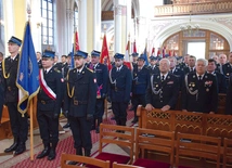 Strażacka brać w czasie Eucharystii w świątyni katedralnej.
