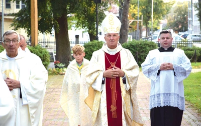 Procesja wejścia z udziałem biskupa radomskiego.