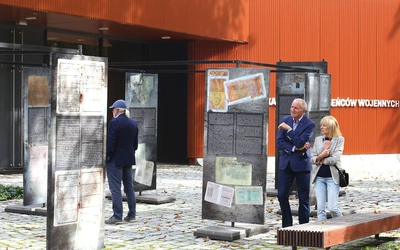Ekspozycję można oglądać przed siedzibą CMJW w Łambinowicach.