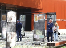 Ekspozycję można oglądać przed siedzibą CMJW w Łambinowicach.