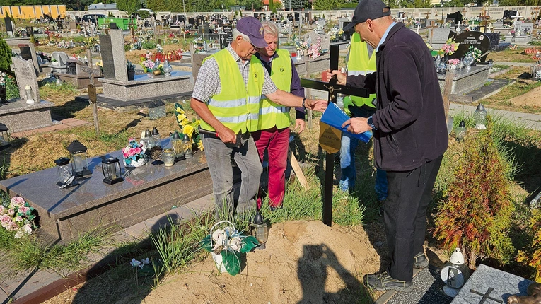 Montowanie krucyfiksu przez Rycerzy Kolumba.