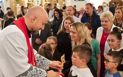 Wierni mogli ucałować relikwiarz.