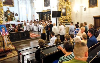 Uczestnicy mieli okazję indywidualnie uczcić relikwie świętego przez ucałowanie.