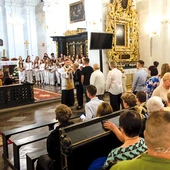 Uczestnicy mieli okazję indywidualnie uczcić relikwie świętego przez ucałowanie.