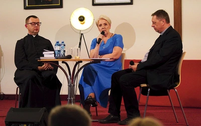 Na zdjęciu ks. Damian Okroj SDB (z lewej), Dorota Lenczewska i prowadzący spotkanie ks. dr Piotr Duda. We wprowadzeniu ks. prof. Andrzej Szafulski wyjaśniał, jak rozumieć objawienia prywatne, oraz tłumaczył, czym jest mistyka.
