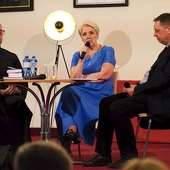 Na zdjęciu ks. Damian Okroj SDB (z lewej), Dorota Lenczewska i prowadzący spotkanie ks. dr Piotr Duda. We wprowadzeniu ks. prof. Andrzej Szafulski wyjaśniał, jak rozumieć objawienia prywatne, oraz tłumaczył, czym jest mistyka.