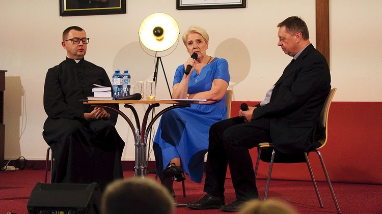 Na zdjęciu ks. Damian Okroj SDB (z lewej), Dorota Lenczewska i prowadzący spotkanie ks. dr Piotr Duda. We wprowadzeniu ks. prof. Andrzej Szafulski wyjaśniał, jak rozumieć objawienia prywatne, oraz tłumaczył, czym jest mistyka.
