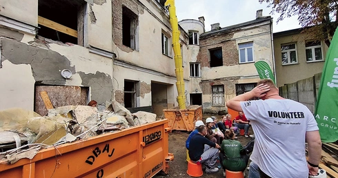 Dzięki Fundacji Leny Grochowskiej oraz Habitat for Humanity Poland wkrótce będą mogli tu zamieszkać potrzebujący pomocy.