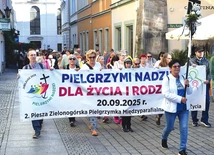 Pątnicy szli głównymi ulicami miasta.