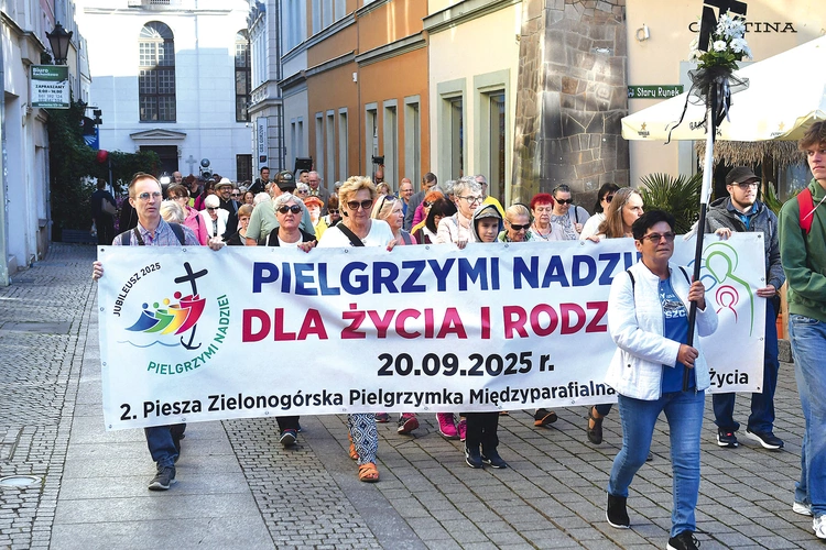 Pątnicy szli głównymi ulicami miasta.
