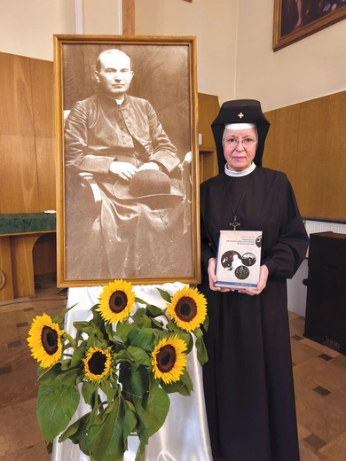 Na koniec sesji o pracy nad swoją publikacją „Zgromadzenie Sióstr Matki Bożej Loretańskiej w latach 1945–1989” opowiedziała s. Klara.