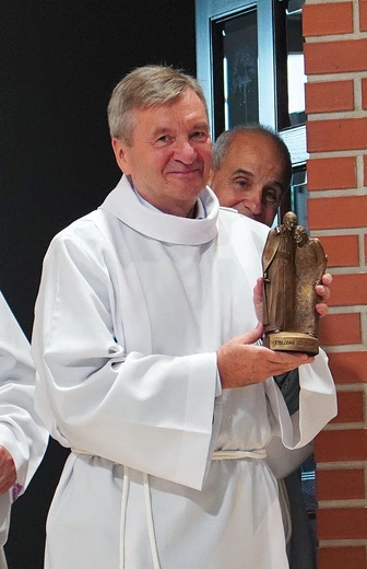 Jubilat z figurą św. Wincentego a Paulo, założyciela Zgromadzenia Księży Misjonarzy. Członkowie tej rodziny zakonnej prowadzą parafię na wrocławskim Oporowie. W 2025 r. zgromadzenie obchodzi 400. rocznicę powstania. 