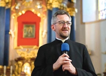 – Pomocą w odkryciu tego, jak cenna jest modlitwa różańcowa, było dla mnie świadectwo moich bliskich, przede wszystkim moich rodziców. W ostatnich latach poznałem jeszcze jedną osobę, która otworzyła mi oczy na wartość modlitwy różańcowej – bł. Paulinę Jaricot. Jej pisma, listy do członków Żywego Różańca doprowadziły mnie do pogłębienia tej modlitwy. Pisała chociażby: „Otoczmy nasze umysły i serca różańcem jak puklerzem nie do przebicia; niech nas zjednoczy ściślej niż kiedykolwiek miłością Jezusa Chrystus…
