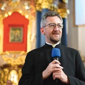 – Pomocą w odkryciu tego, jak cenna jest modlitwa różańcowa, było dla mnie świadectwo moich bliskich, przede wszystkim moich rodziców. W ostatnich latach poznałem jeszcze jedną osobę, która otworzyła mi oczy na wartość modlitwy różańcowej – bł. Paulinę Jaricot. Jej pisma, listy do członków Żywego Różańca doprowadziły mnie do pogłębienia tej modlitwy. Pisała chociażby: „Otoczmy nasze umysły i serca różańcem jak puklerzem nie do przebicia; niech nas zjednoczy ściślej niż kiedykolwiek miłością Jezusa Chrystus…