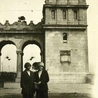   Prezentowane zdjęcia pozwalają uzmysłowić sobie wysiłek włożony w podniesienie stolicy z niebytu. Zburzony w 1944 r. most Poniatowskiego oddano do użytku 22 lipca 1946 r., dzięki czemu przywrócono tramwajowe połączenie przez Wisłę.