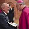 Leszek Weichert kierował Szkołą Podstawową Katolickiego Stowarzyszenia Wychowawców od 1 września 1991 aż do sierpnia 2025 roku. To 34 lata starań i służby, by wpisać się działaniem placówki w przestrzeń miasta i diecezji. Na zdjęciu: bp Tadeusz Lityński wręcza odznaczenie „Zasłużony dla Diecezji Zielonogórsko- -Gorzowskiej”.