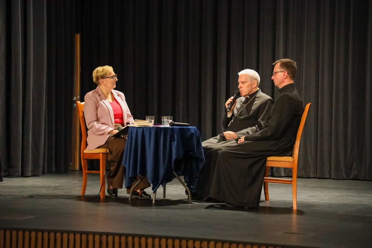 Sandomierscy duchowni w roli pisarzy