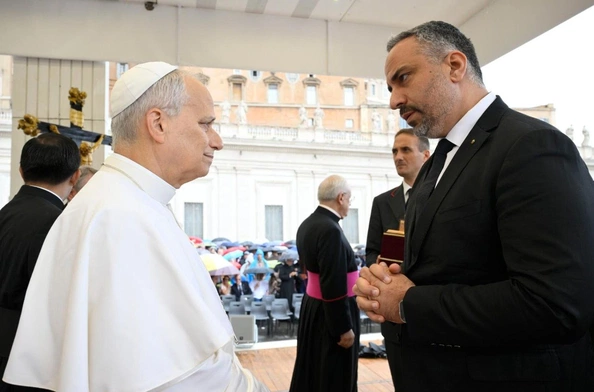 Leon XIV rozmwia z burmistrzem Betlejem