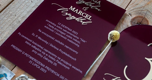 Kiedy wręczać i wysyłać zaproszenia ślubne — harmonogram działań