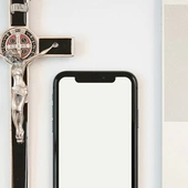 Abp Fisichella: Jak telefon bez zasięgu, tak my bez Jezusa