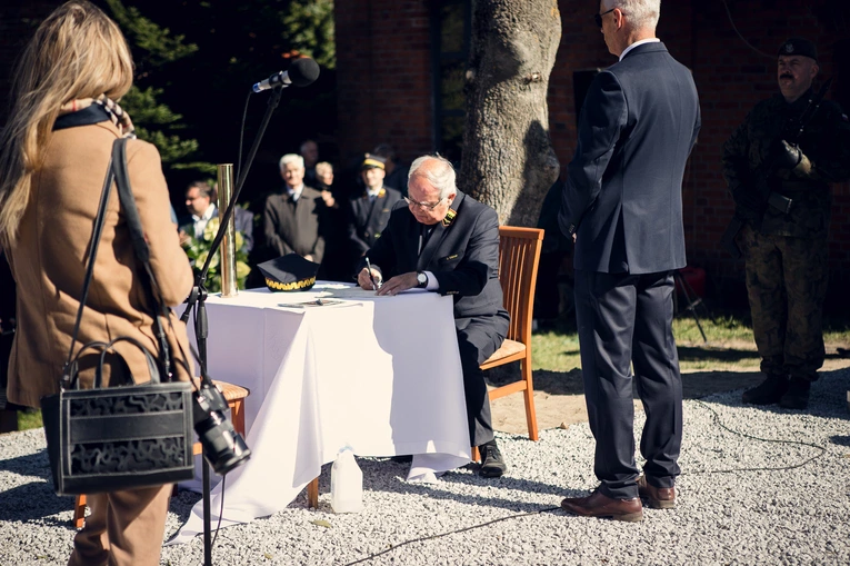 Odsłonięcie i poświęcenie pomnika W. Reymonta w Lipcach Reymontowskich