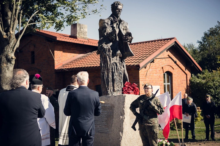 Odsłonięcie i poświęcenie pomnika W. Reymonta w Lipcach Reymontowskich