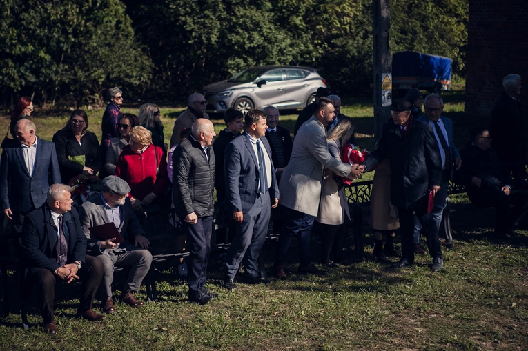 Odsłonięcie i poświęcenie pomnika W. Reymonta w Lipcach Reymontowskich