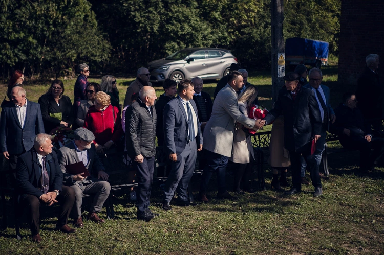 Odsłonięcie i poświęcenie pomnika W. Reymonta w Lipcach Reymontowskich