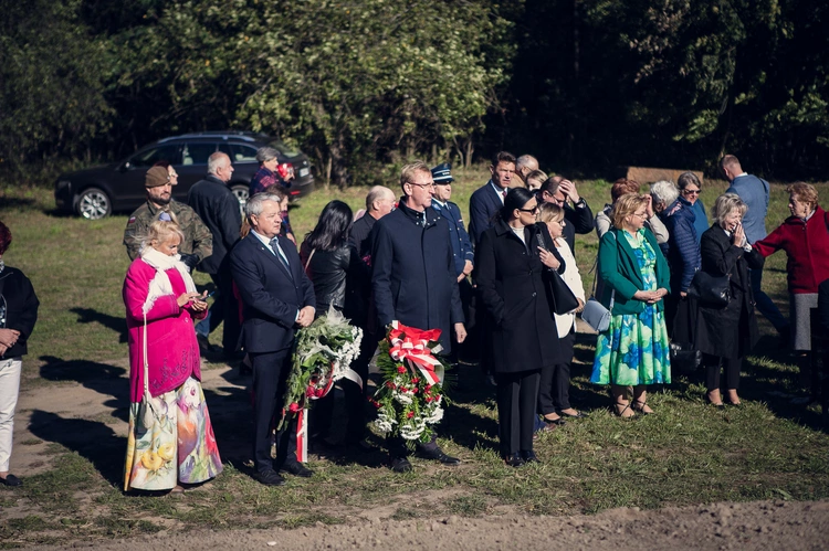 Odsłonięcie i poświęcenie pomnika W. Reymonta w Lipcach Reymontowskich