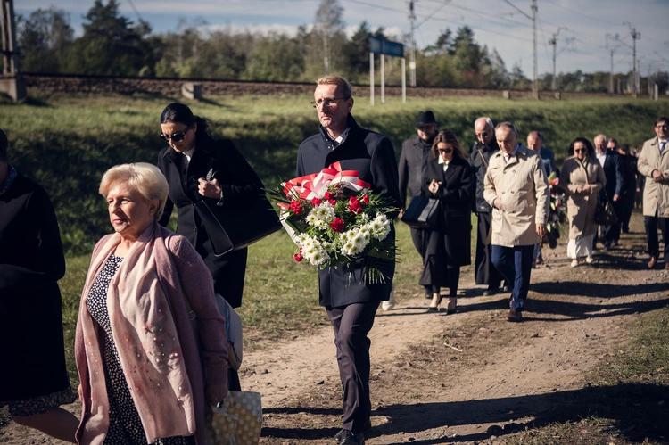 Odsłonięcie i poświęcenie pomnika W. Reymonta w Lipcach Reymontowskich