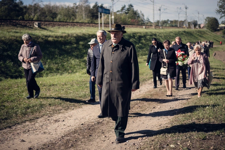 Odsłonięcie i poświęcenie pomnika W. Reymonta w Lipcach Reymontowskich
