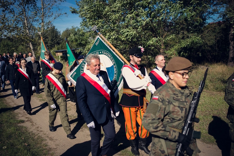 Odsłonięcie i poświęcenie pomnika W. Reymonta w Lipcach Reymontowskich