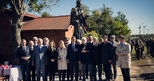 Odsłonięcie pomnika Reymonta w Lipcach Reymontowskich