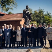 Odsłonięcie pomnika Reymonta w Lipcach Reymontowskich