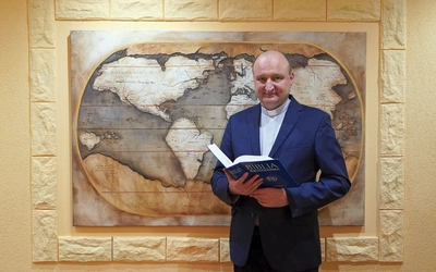 Ks. prof. dr hab. Mariusz Rosik. ur. w 1968 r., jest prezbiterem archidiecezji wrocławskiej. Studiował we Wrocławiu, w Rzymie i w Jerozolimie. Zajmuje się teologią Nowego Testamentu.