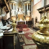 Wspólnotowa modlitwa psalmami praktykowana jest w wielu wspólnotach zakonnych. Na zdjęciu południowa modlitwa brewiarzowa w opactwie cystersów w Jędrzejowie.