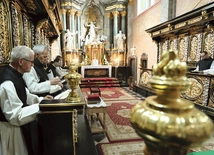 Wspólnotowa modlitwa psalmami praktykowana jest w wielu wspólnotach zakonnych. Na zdjęciu południowa modlitwa brewiarzowa w opactwie cystersów w Jędrzejowie.