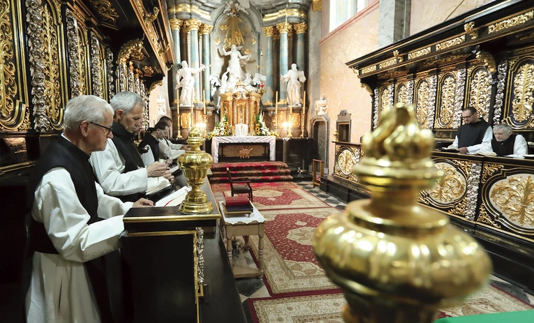 Wspólnotowa modlitwa psalmami praktykowana jest w wielu wspólnotach zakonnych. Na zdjęciu południowa modlitwa brewiarzowa w opactwie cystersów w Jędrzejowie.