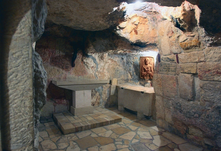 Grota pod bazyliką Narodzenia Pańskiego w Betlejem, w której św. Hieronim żył, pracował i w której został pochowany. Z czasem jego ciało zostało przeniesione do Rzymu.