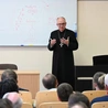 58 osób przygotowuje się do przyjęcia posług lektora i akolity