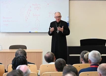 58 osób przygotowuje się do przyjęcia posług lektora i akolity