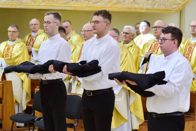 Czerń sutanny i biel dusz