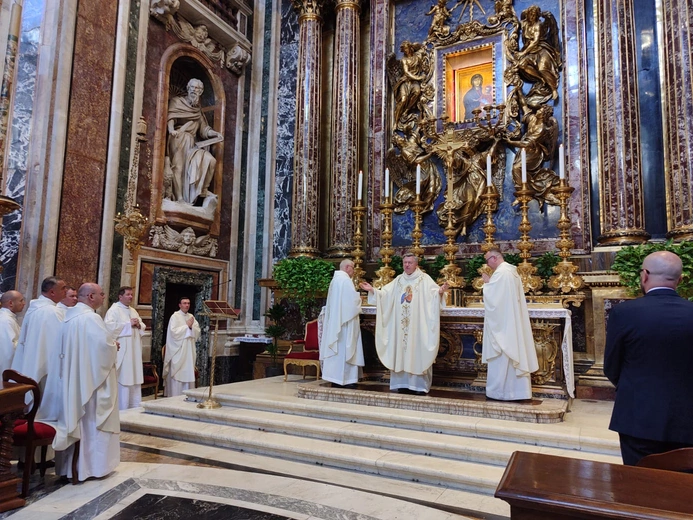Abp Kupny: W dzisiejszym świecie pełnym zawirowań i niepokojów szukajmy pomocy Maryi