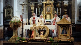 Eucharystii przewodniczył bp Andrzej F. Dziuba. Wraz z nim modlili się księża, którzy wędrowali w gronie nauczycieli i katechetów.