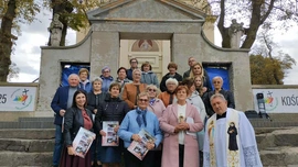 W parafii w Suserzu wierni modlili się przed bramą kościoła.
