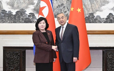 Wang Yi (P) i Choe Son Hui (L)